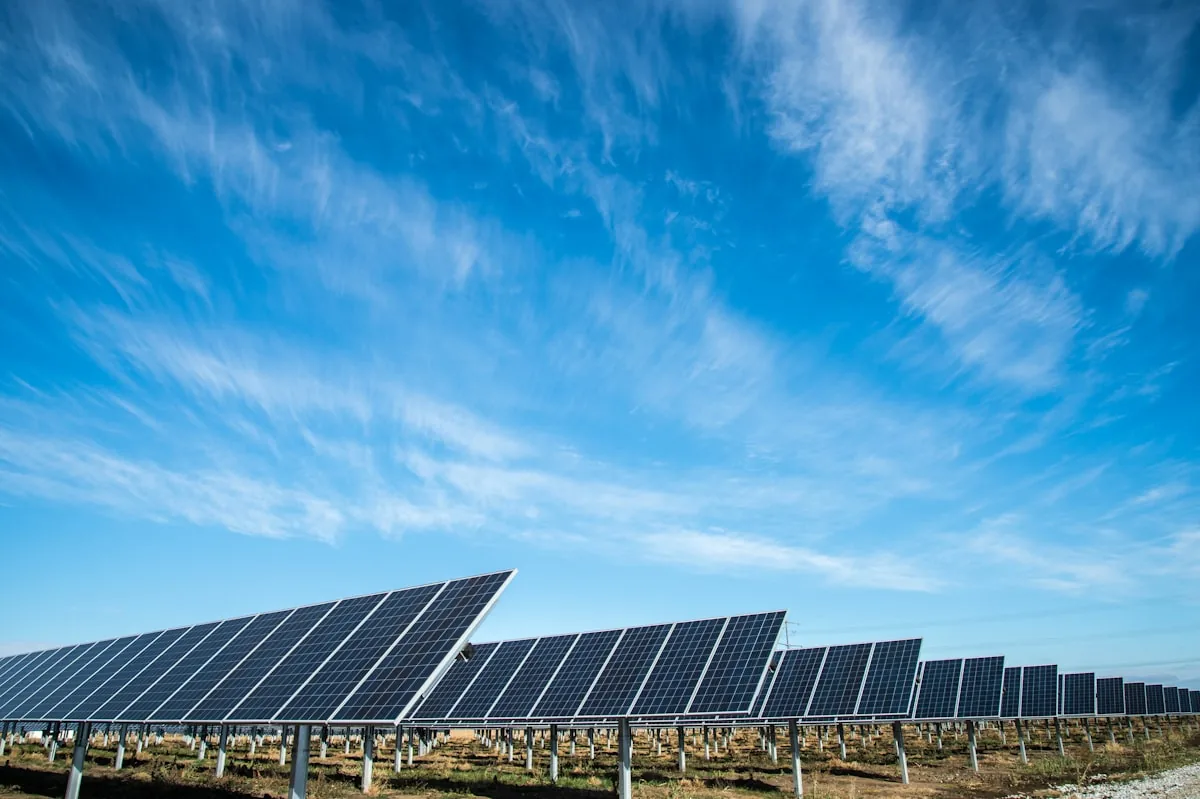 Champ de panneaux photovoltaïques en Provence, rendement maximum grâce au climat méditerranéen