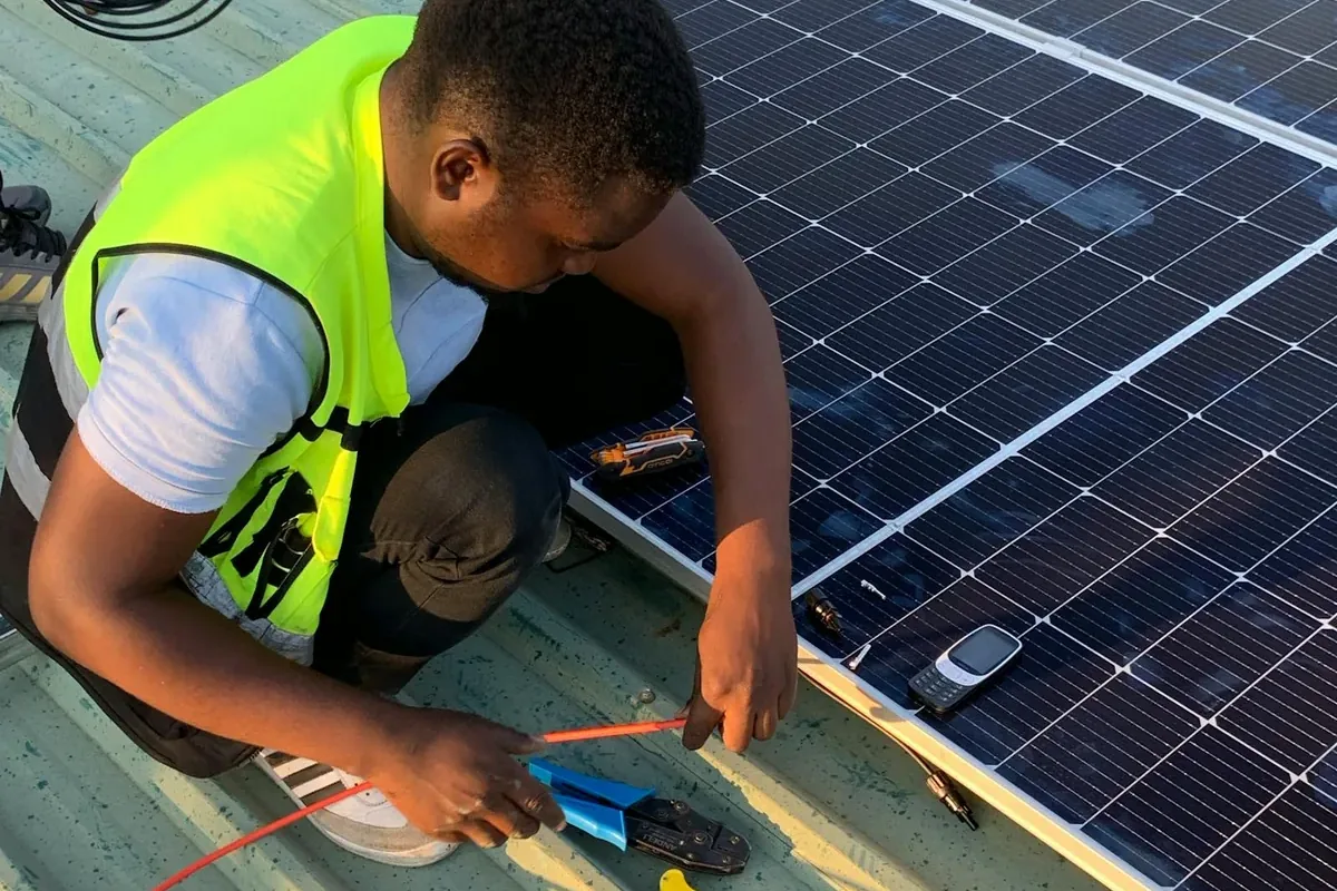 Installation de panneaux photovoltaïques sur toiture résidentielle par des techniciens certifiés