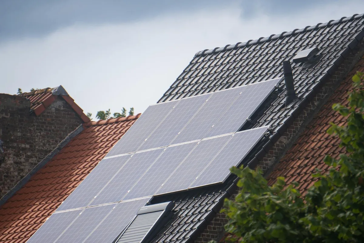 Maison résidentielle de 100 m² équipée de panneaux solaires photovoltaïques sur le toit