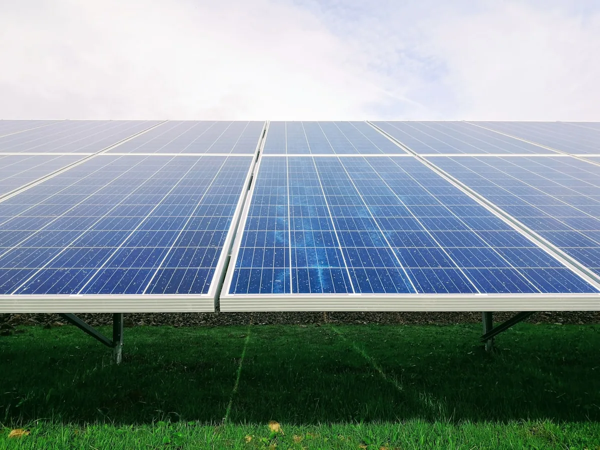 Panneaux photovoltaïques sous ensoleillement méditerranéen en Occitanie