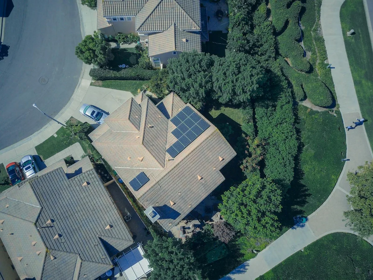 Panneaux photovoltaïques sur toiture résidentielle pour l'autoconsommation avec vente du surplus à EDF OA